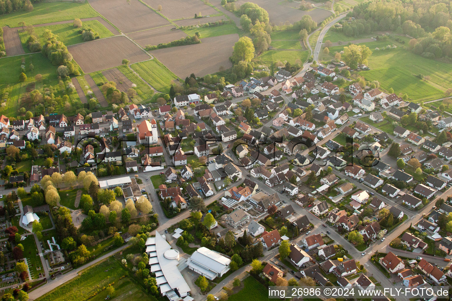 Vue aérienne de École primaire, cimetière à le quartier Würmersheim in Durmersheim dans le département Bade-Wurtemberg, Allemagne