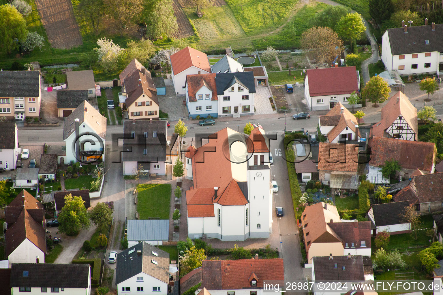 Vue aérienne de Église du Sacré-Cœur à le quartier Würmersheim in Durmersheim dans le département Bade-Wurtemberg, Allemagne