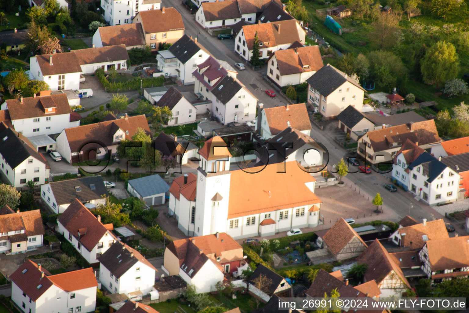 Vue aérienne de Église du Sacré-Cœur du nord-ouest à le quartier Würmersheim in Durmersheim dans le département Bade-Wurtemberg, Allemagne