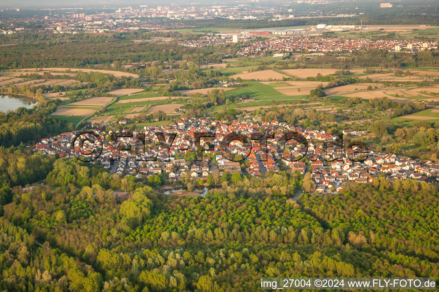 Vue aérienne de Du sud-ouest à le quartier Neuburgweier in Rheinstetten dans le département Bade-Wurtemberg, Allemagne