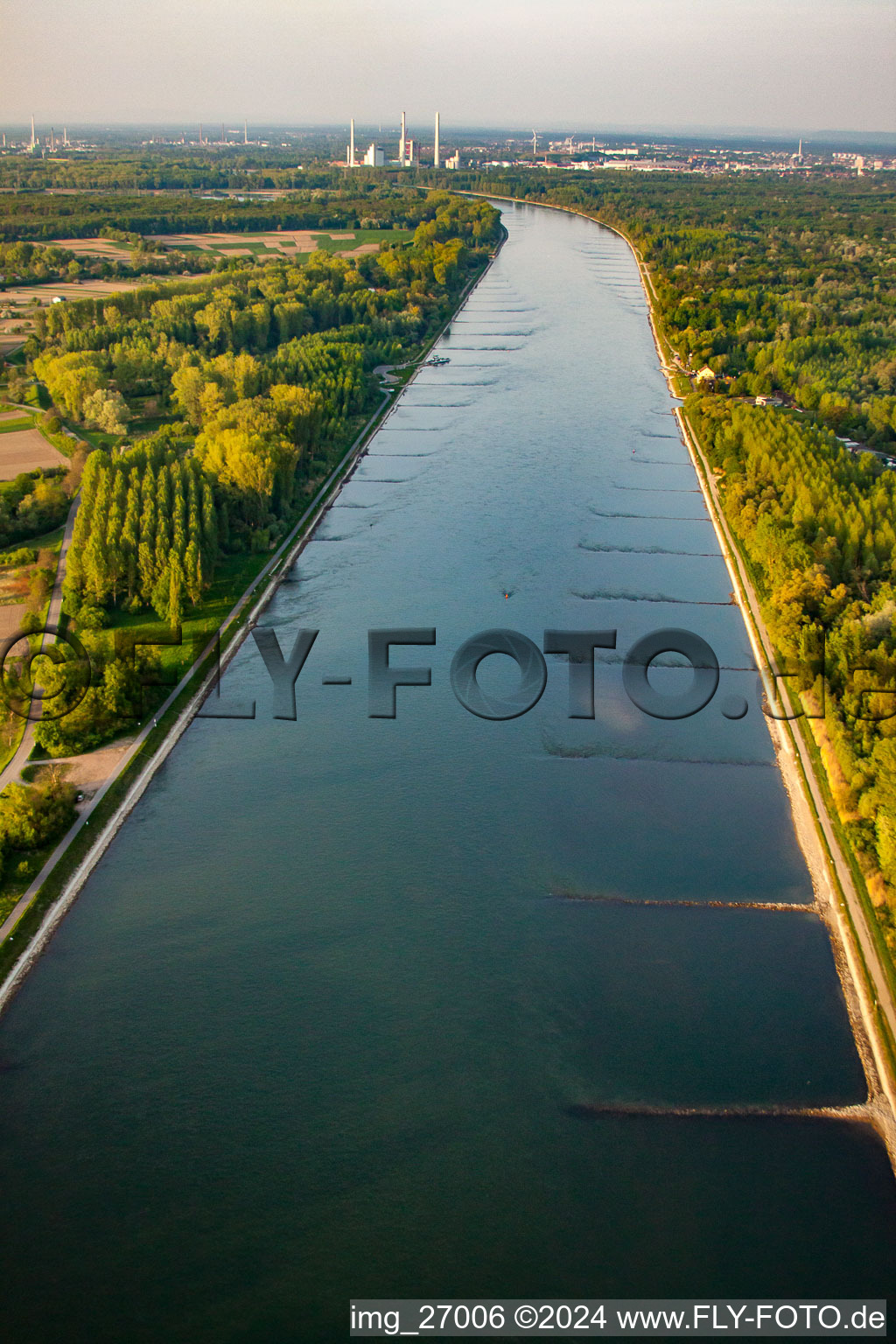 Vue aérienne de Neuburgweier, Rhin à N à Au am Rhein dans le département Bade-Wurtemberg, Allemagne