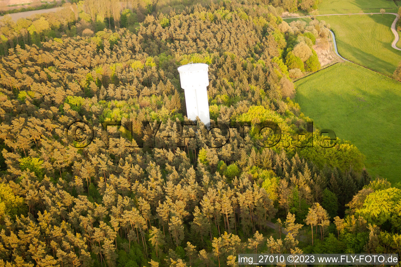 Vue aérienne de Château d'eau à Berg dans le département Rhénanie-Palatinat, Allemagne