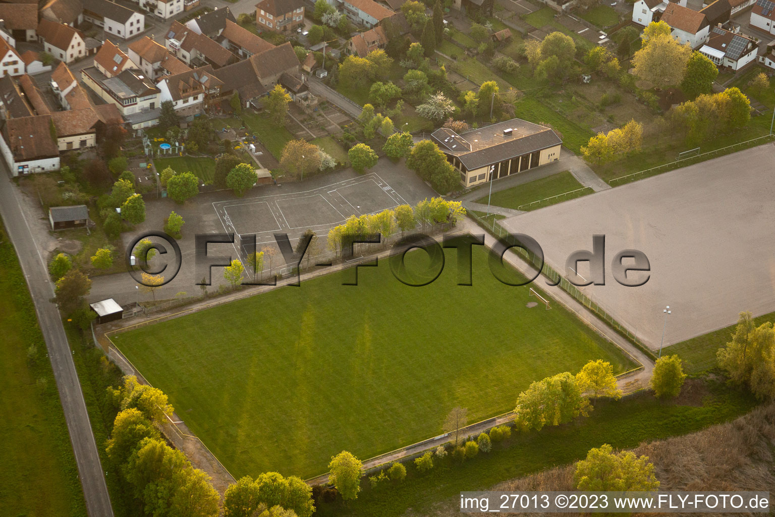Vue aérienne de Terrains de football à le quartier Büchelberg in Wörth am Rhein dans le département Rhénanie-Palatinat, Allemagne