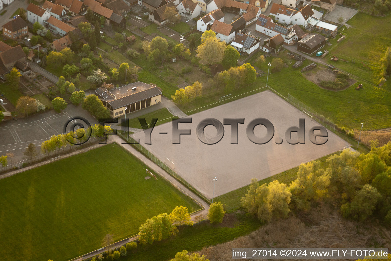 Vue aérienne de Terrains de football à le quartier Büchelberg in Wörth am Rhein dans le département Rhénanie-Palatinat, Allemagne