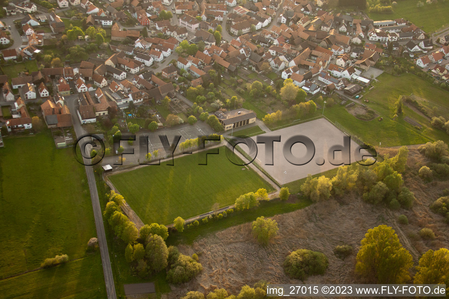 Photographie aérienne de Terrains de football à le quartier Büchelberg in Wörth am Rhein dans le département Rhénanie-Palatinat, Allemagne