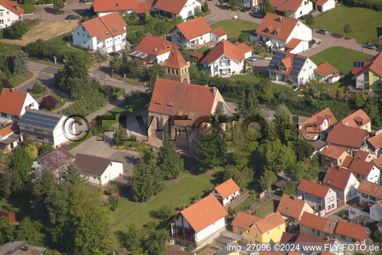 Vue aérienne de Bâtiment d'église au cimetière au centre du village à Insheim dans le département Rhénanie-Palatinat, Allemagne