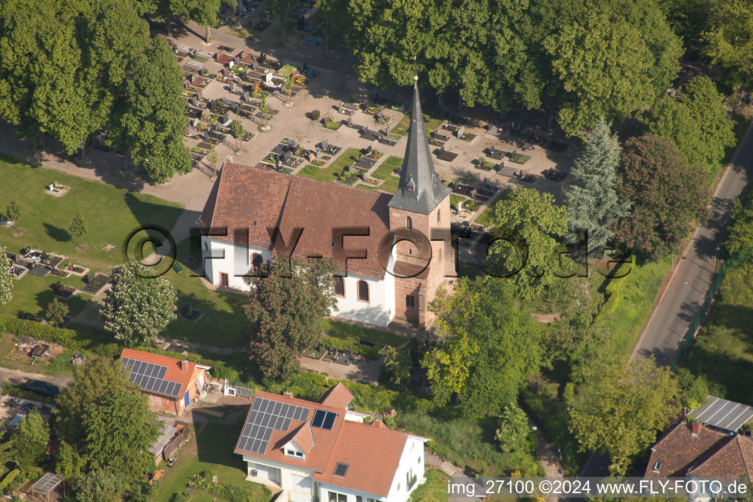 Vue aérienne de Bâtiment d'église au cimetière au centre du village à Insheim dans le département Rhénanie-Palatinat, Allemagne