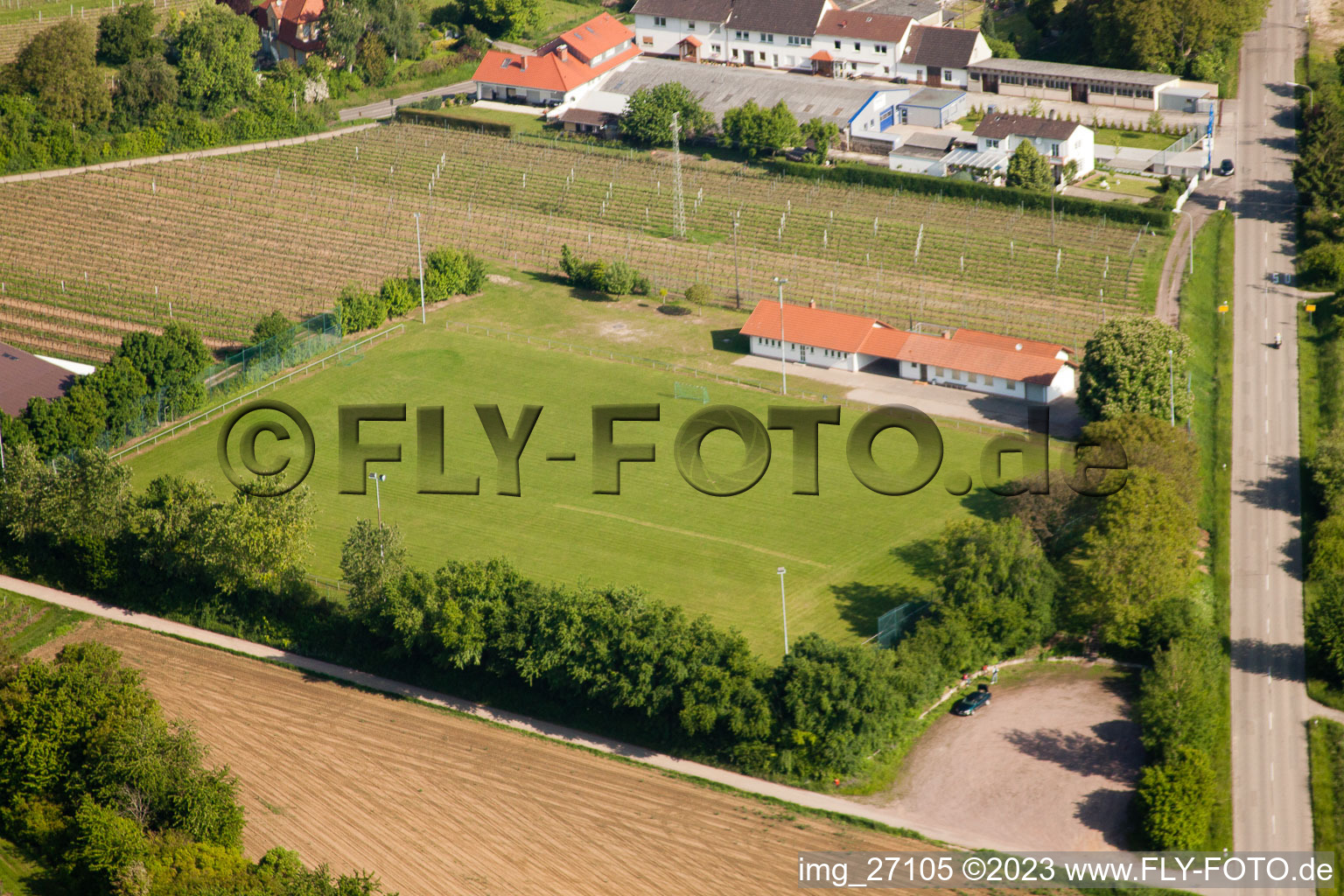 Vue aérienne de Terrain de sport à Impflingen dans le département Rhénanie-Palatinat, Allemagne