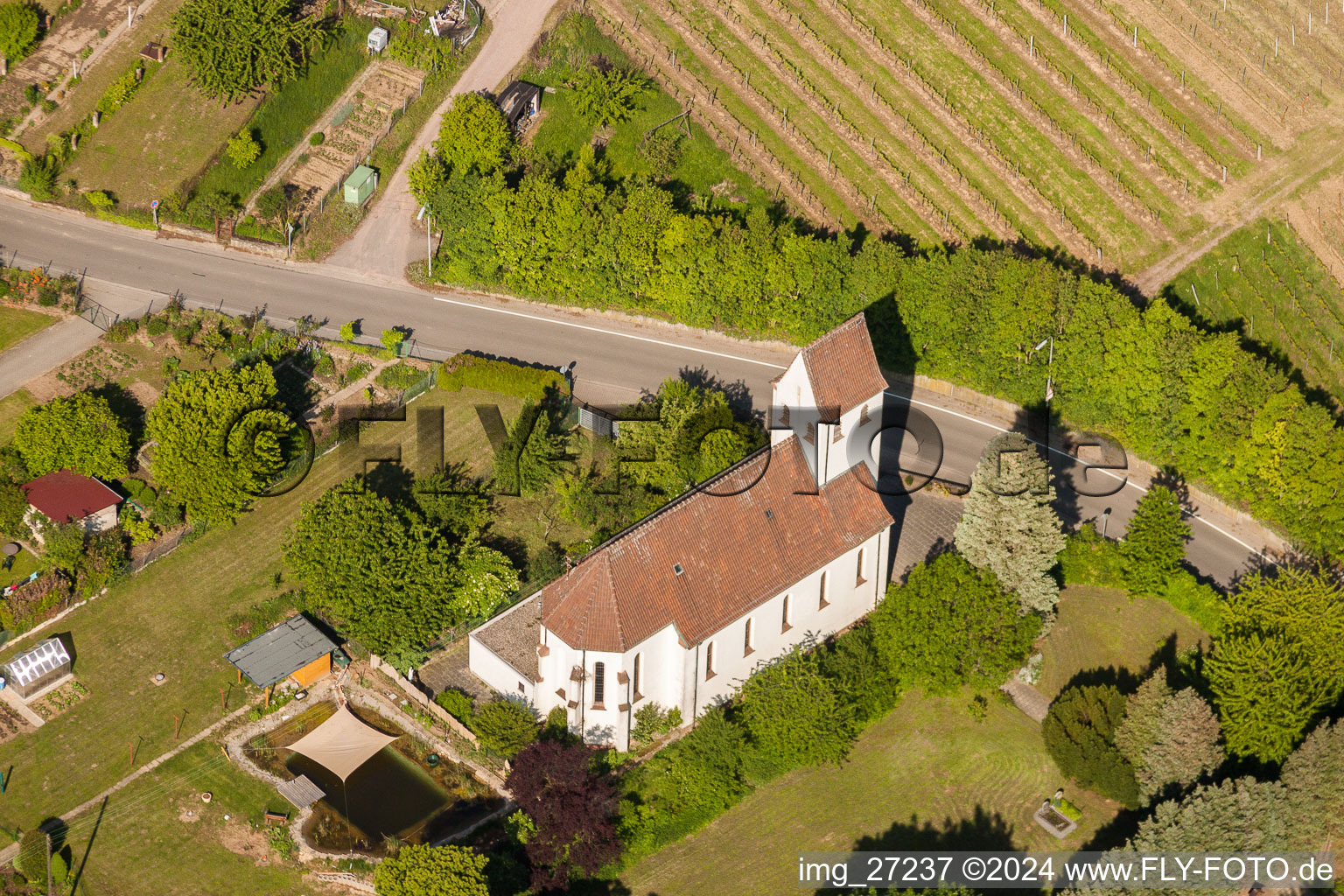 Vue aérienne de Chapelle Saint-Gilles à le quartier Mörzheim in Landau in der Pfalz dans le département Rhénanie-Palatinat, Allemagne