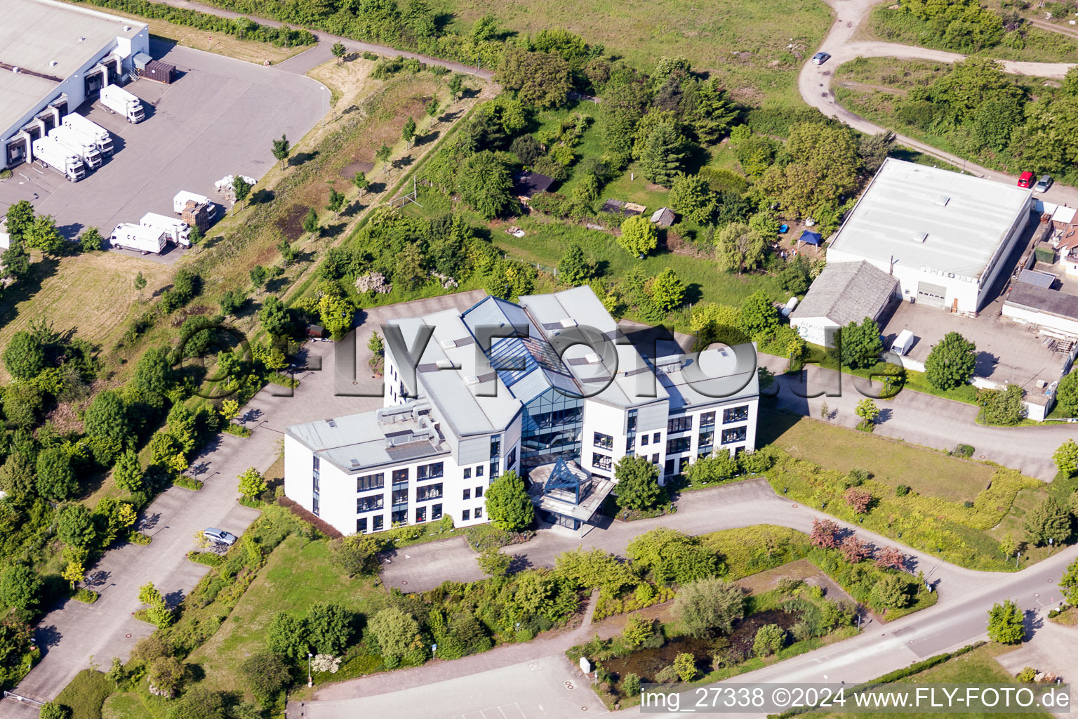 Vue aérienne de Immeuble de bureaux du bâtiment administratif et commercial d'Inter-Union Technohandel GmbH à le quartier Queichheim in Landau in der Pfalz dans le département Rhénanie-Palatinat, Allemagne