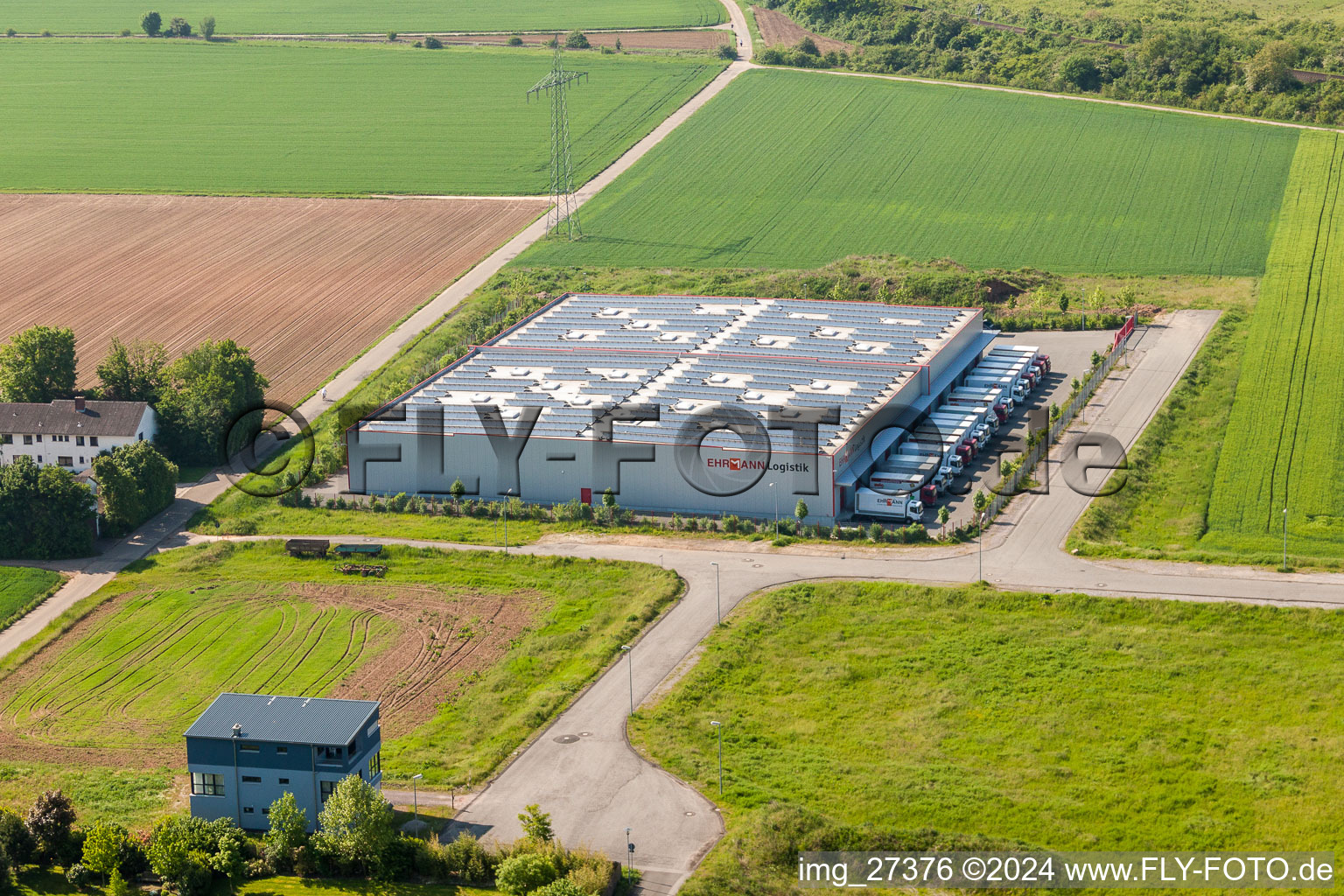 Vue aérienne de Entrepôts et bâtiments d'expédition Ehrmann Logistik à le quartier Queichheim in Landau in der Pfalz dans le département Rhénanie-Palatinat, Allemagne