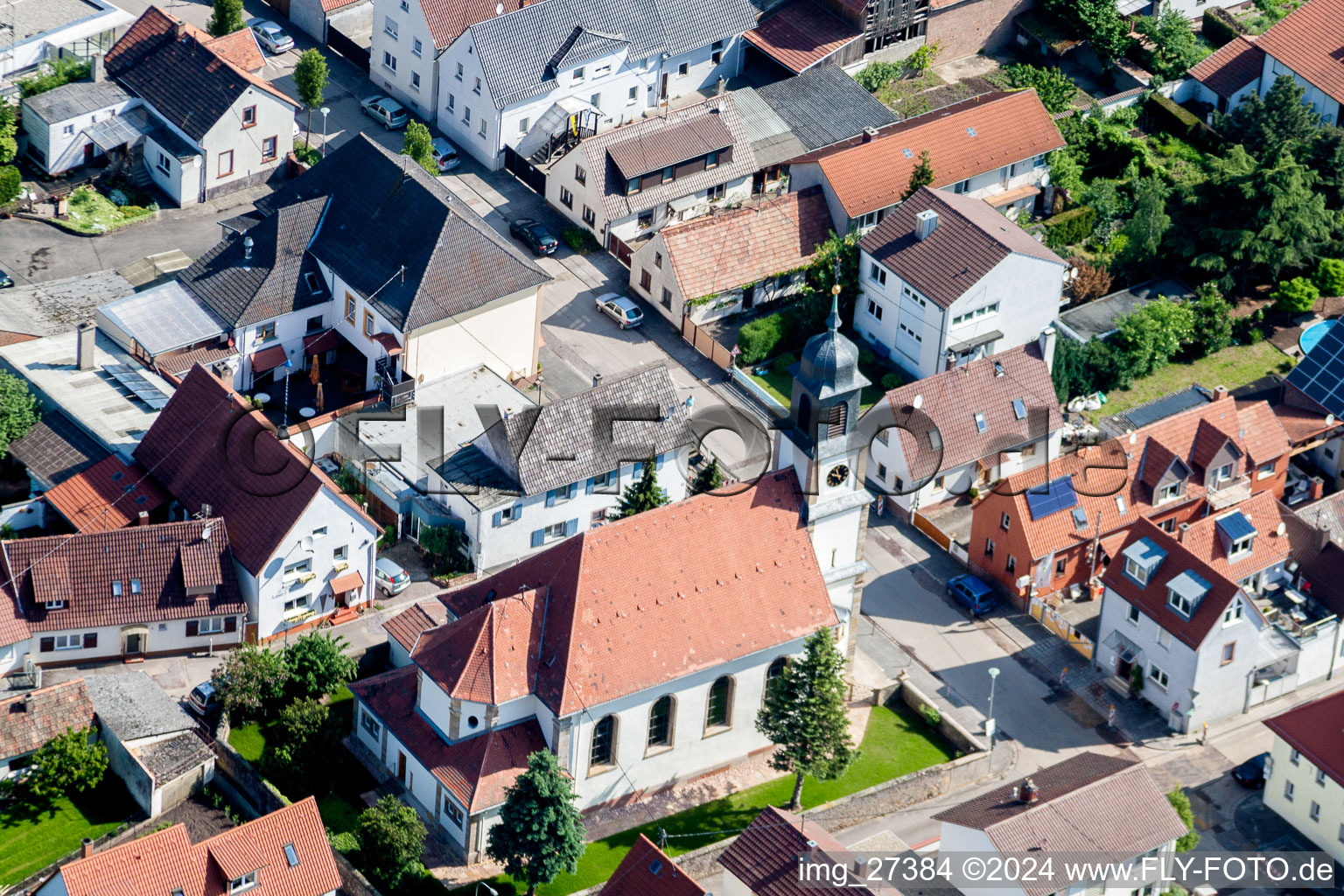 Vue aérienne de Église Saint-Martin au centre du village à le quartier Mörlheim in Landau in der Pfalz dans le département Rhénanie-Palatinat, Allemagne