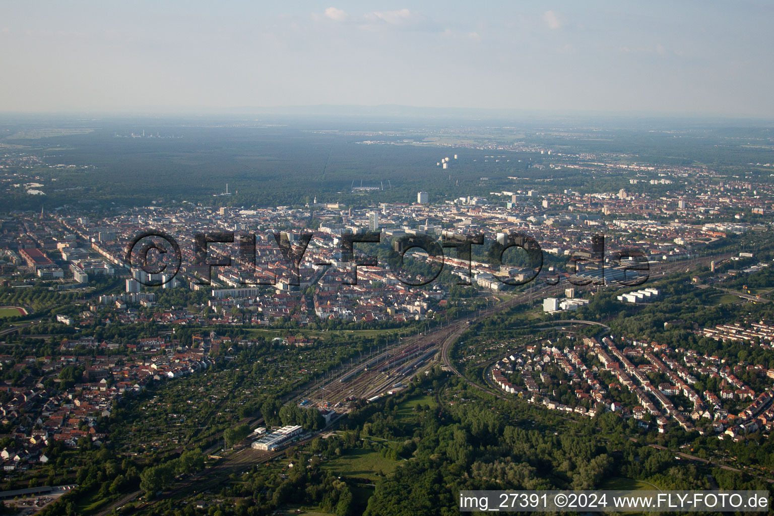 Vue aérienne de Dammerstock et la gare à le quartier Weiherfeld-Dammerstock in Karlsruhe dans le département Bade-Wurtemberg, Allemagne