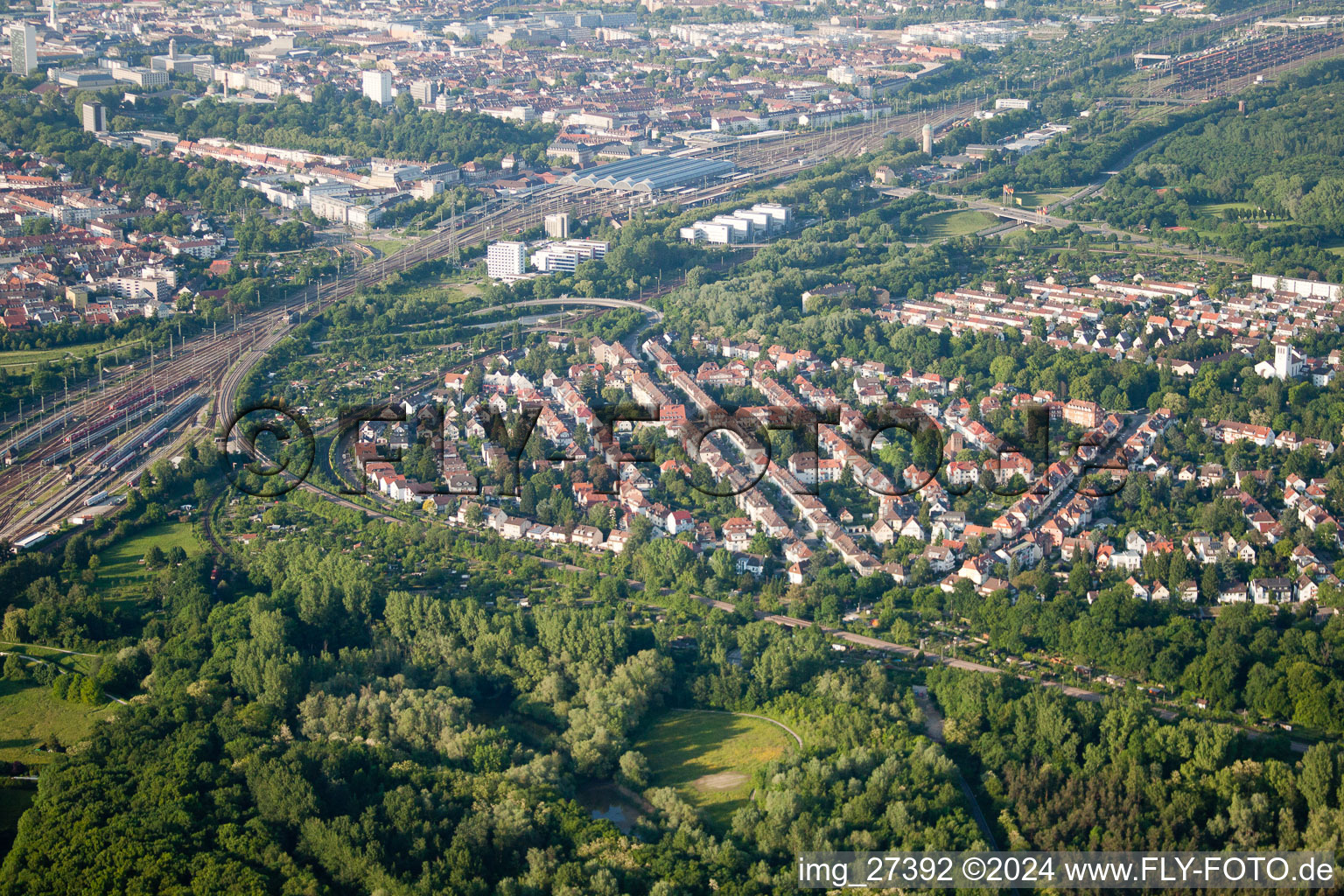 Vue aérienne de Gare et Dammerstock à le quartier Weiherfeld-Dammerstock in Karlsruhe dans le département Bade-Wurtemberg, Allemagne