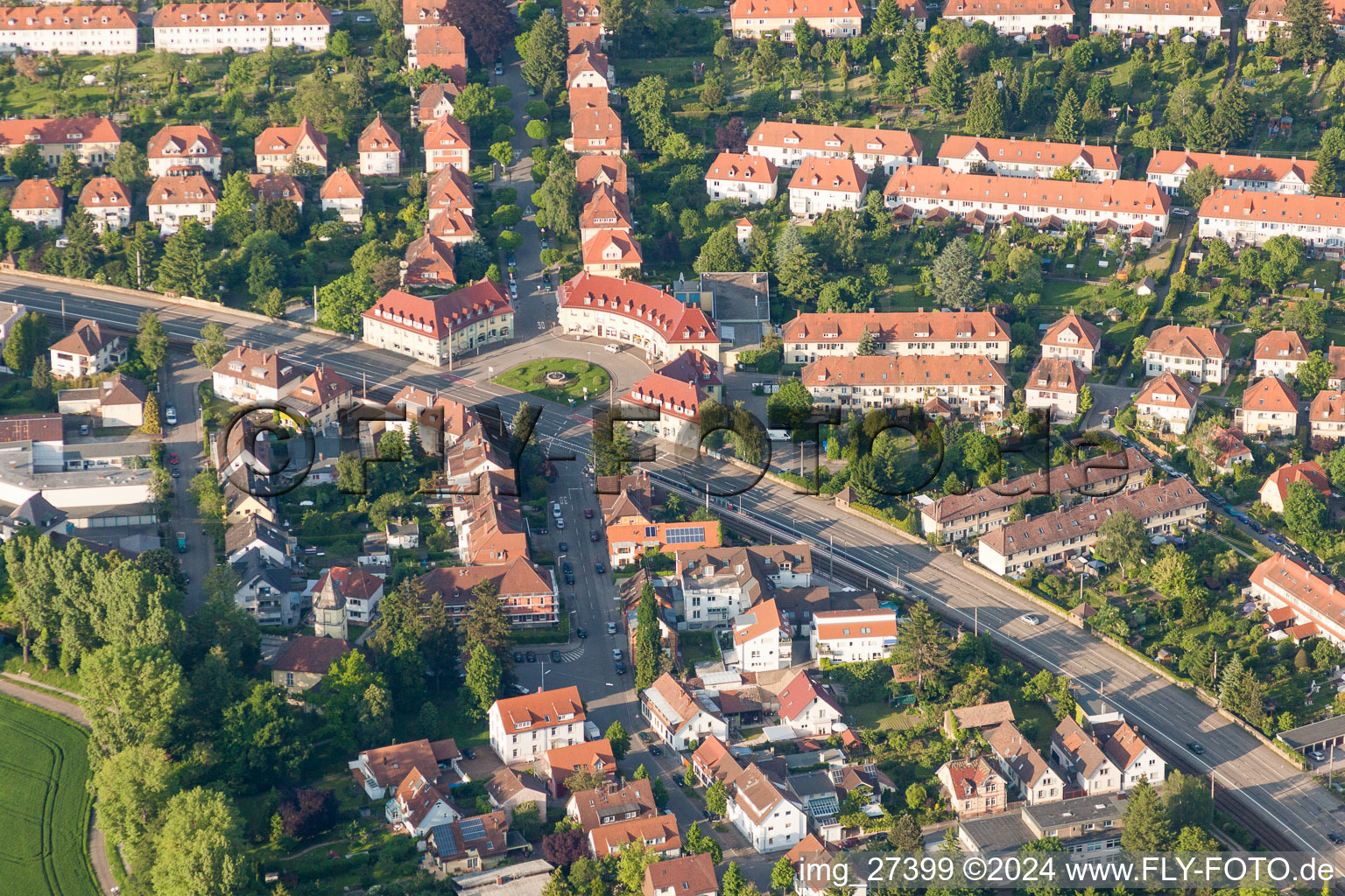 Vue aérienne de Place semi-circulaire Ostendorfplatz à le quartier Rüppurr in Karlsruhe dans le département Bade-Wurtemberg, Allemagne