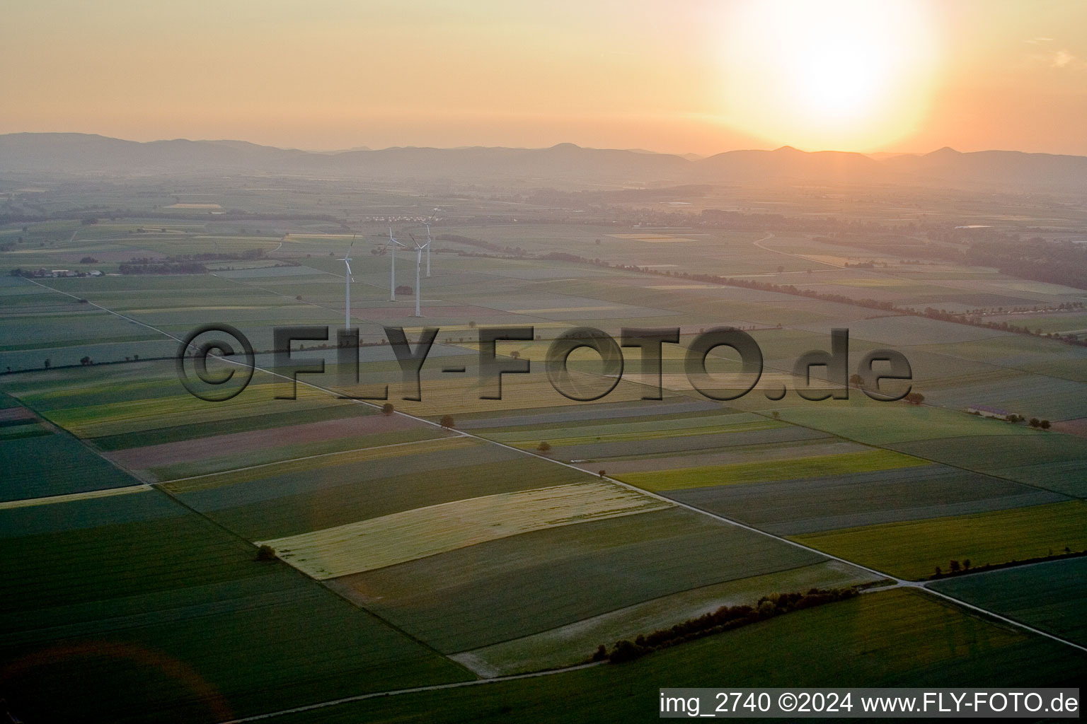 Vue aérienne de Éoliennes (WEA) - éoliennes - dans un champ à Minfeld dans le département Rhénanie-Palatinat, Allemagne