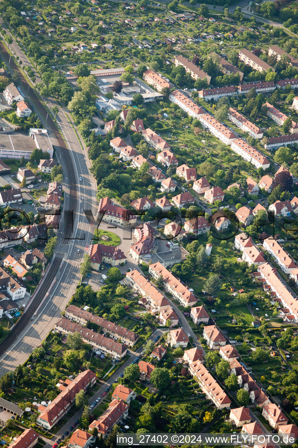 Vue aérienne de Place Ostendorf à le quartier Rüppurr in Karlsruhe dans le département Bade-Wurtemberg, Allemagne