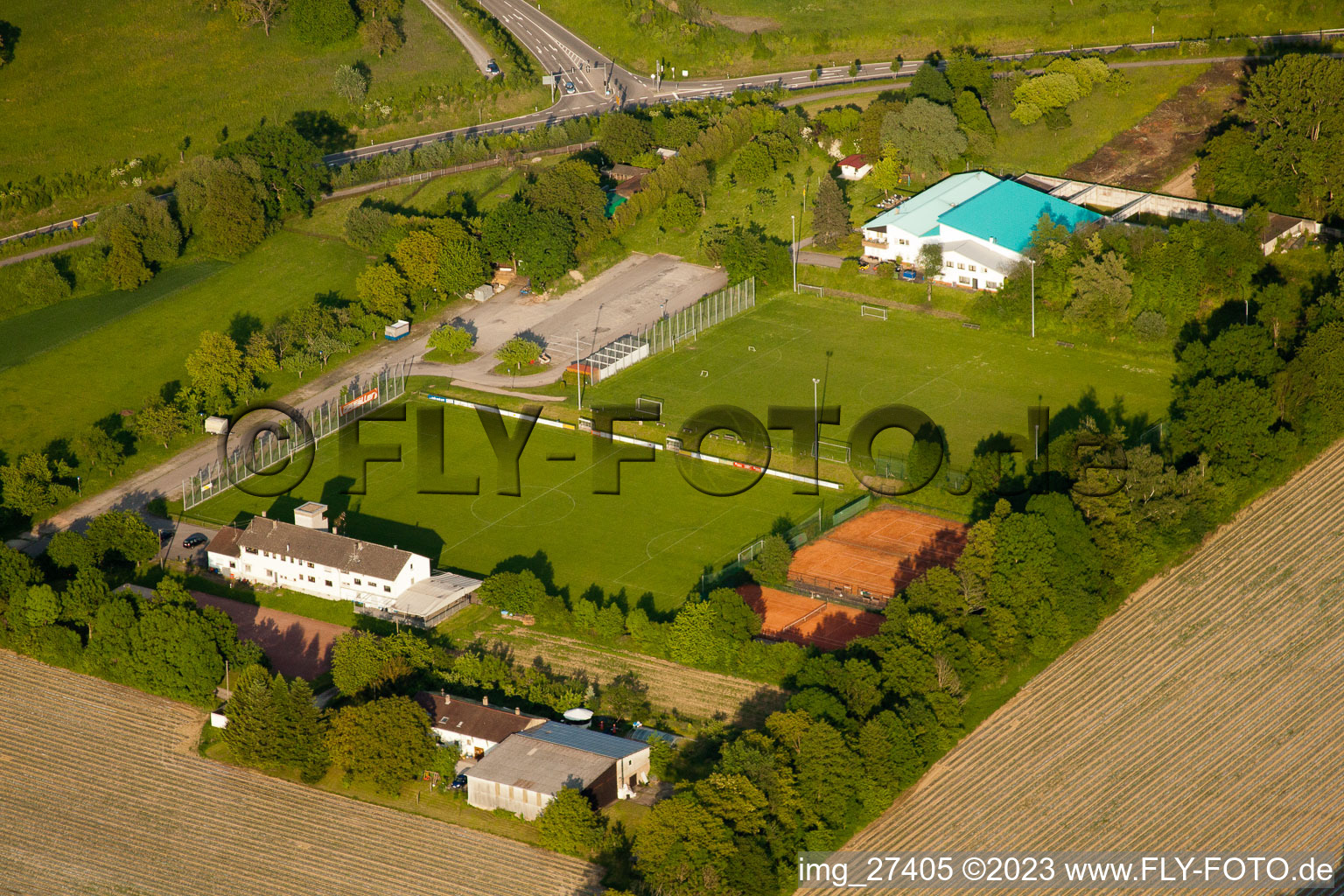 Vue aérienne de Terrain de sport à le quartier Wolfartsweier in Karlsruhe dans le département Bade-Wurtemberg, Allemagne