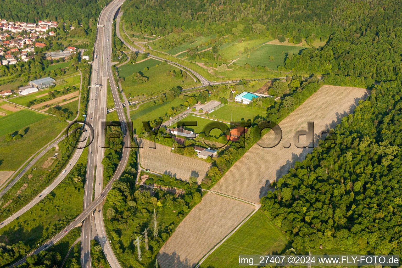 Vue aérienne de Terrain de sport - terrain de football de l'Association Générale des Sports. Wolfartsweier au triangle autoroutier A5/A8 à le quartier Wolfartsweier in Karlsruhe dans le département Bade-Wurtemberg, Allemagne