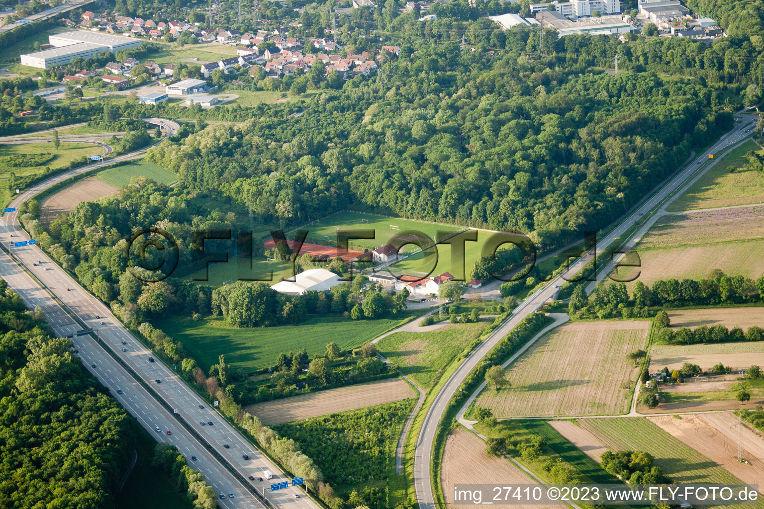 Vue aérienne de Stade d'Oberwald à le quartier Durlach in Karlsruhe dans le département Bade-Wurtemberg, Allemagne