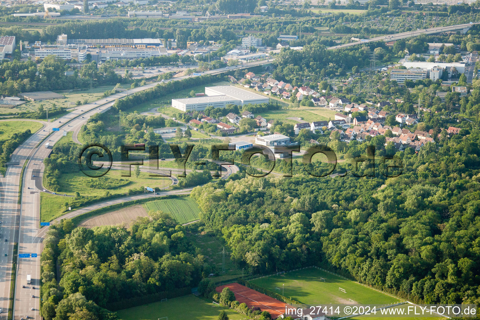 Vue aérienne de Zone industrielle de Killisfeld à le quartier Durlach in Karlsruhe dans le département Bade-Wurtemberg, Allemagne