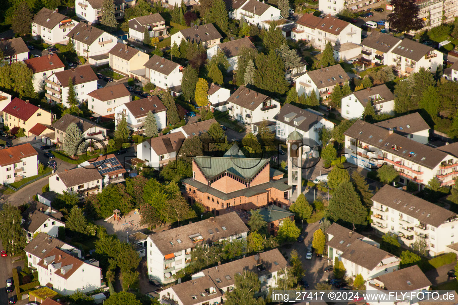 Vue aérienne de Sainte Margaretha à le quartier Wolfartsweier in Karlsruhe dans le département Bade-Wurtemberg, Allemagne