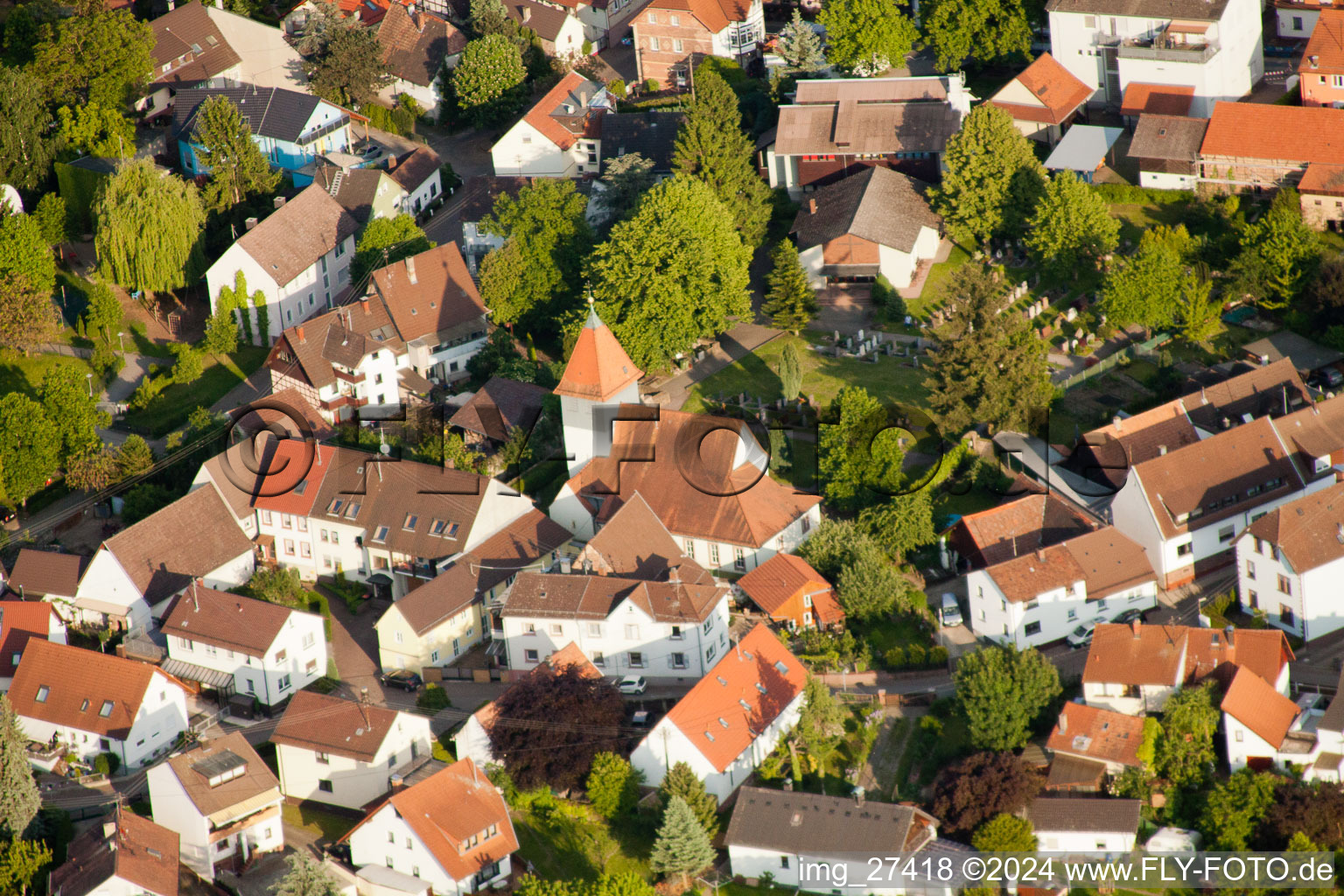 Vue aérienne de Vieux cimetière à le quartier Wolfartsweier in Karlsruhe dans le département Bade-Wurtemberg, Allemagne