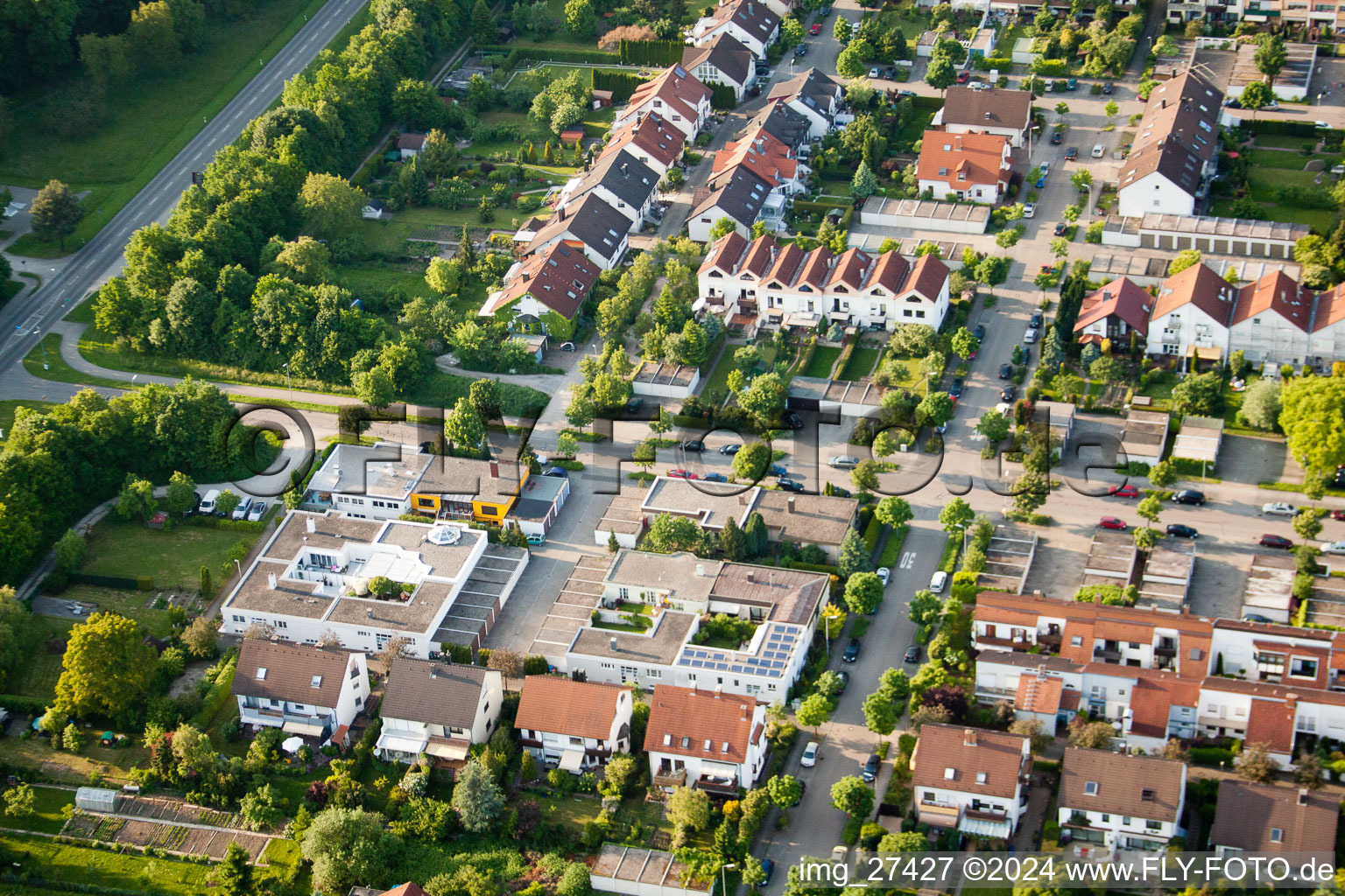 Aie à le quartier Durlach in Karlsruhe dans le département Bade-Wurtemberg, Allemagne depuis l'avion