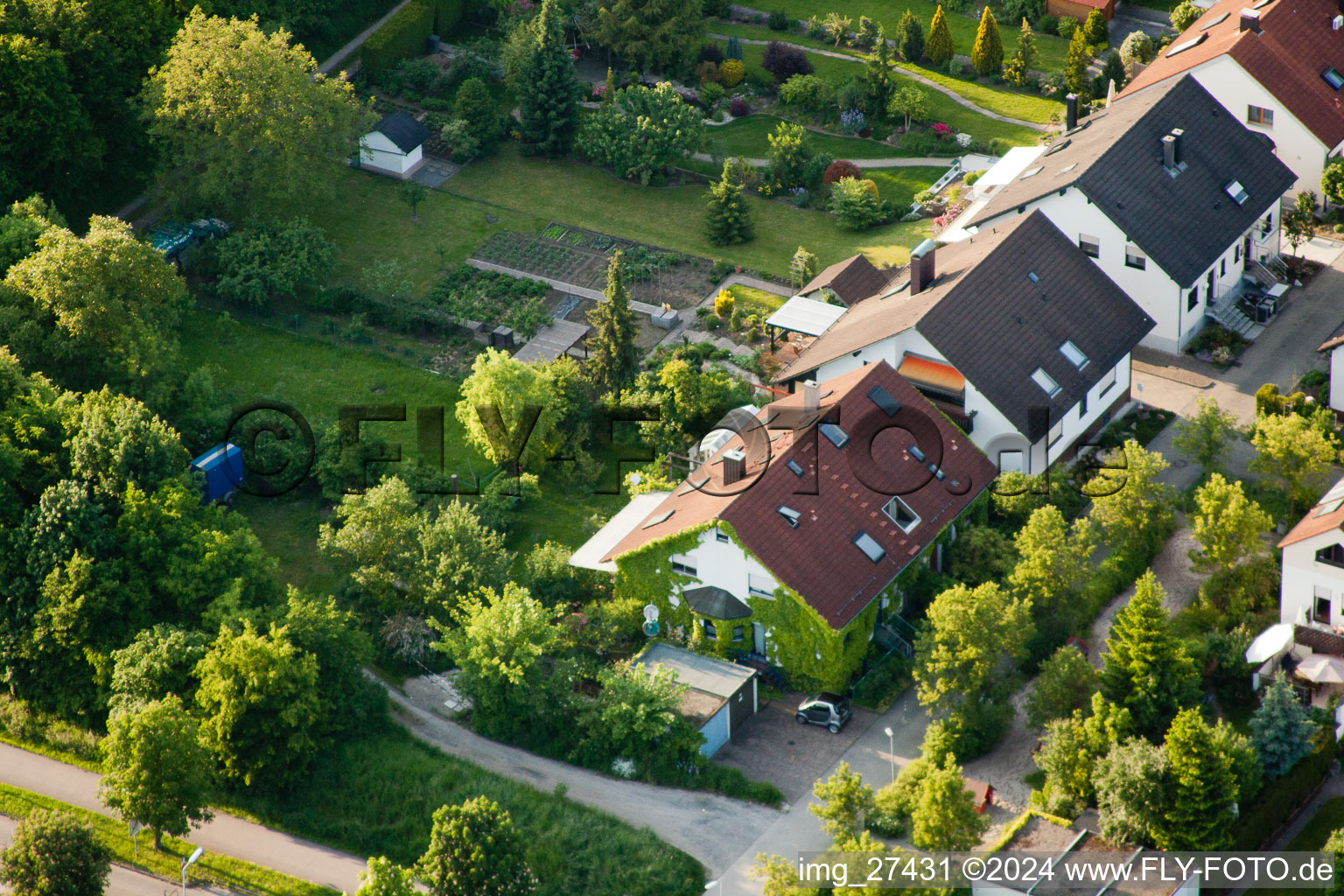 Aie à le quartier Durlach in Karlsruhe dans le département Bade-Wurtemberg, Allemagne vue du ciel