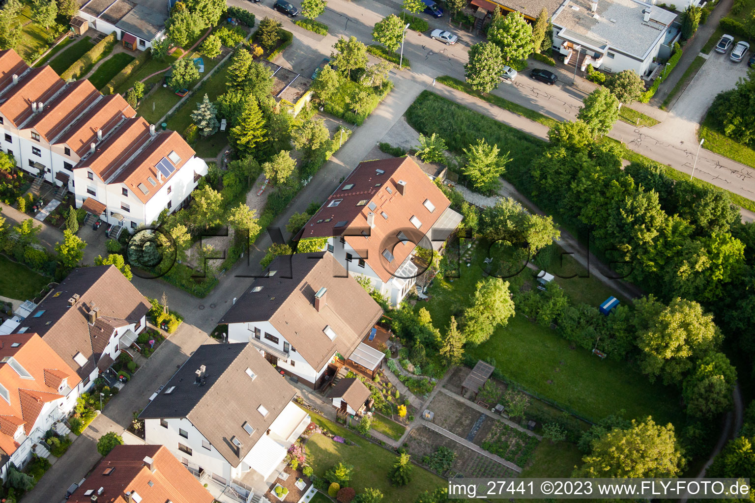 Aie à le quartier Durlach in Karlsruhe dans le département Bade-Wurtemberg, Allemagne du point de vue du drone