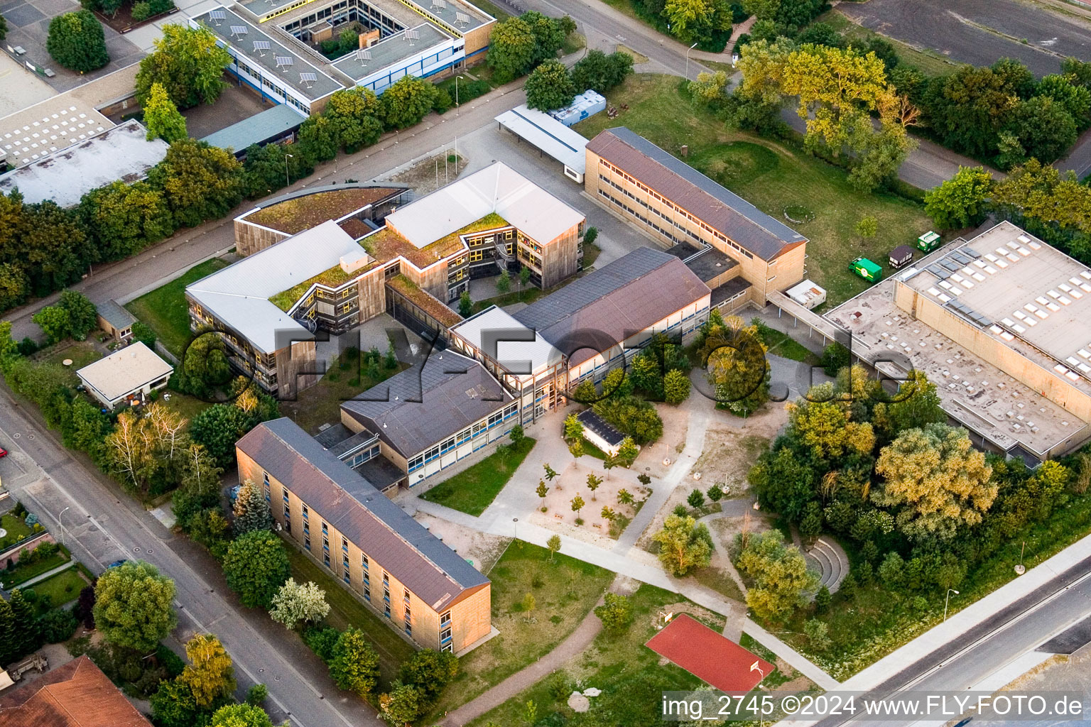 Centre scolaire à Kandel dans le département Rhénanie-Palatinat, Allemagne hors des airs