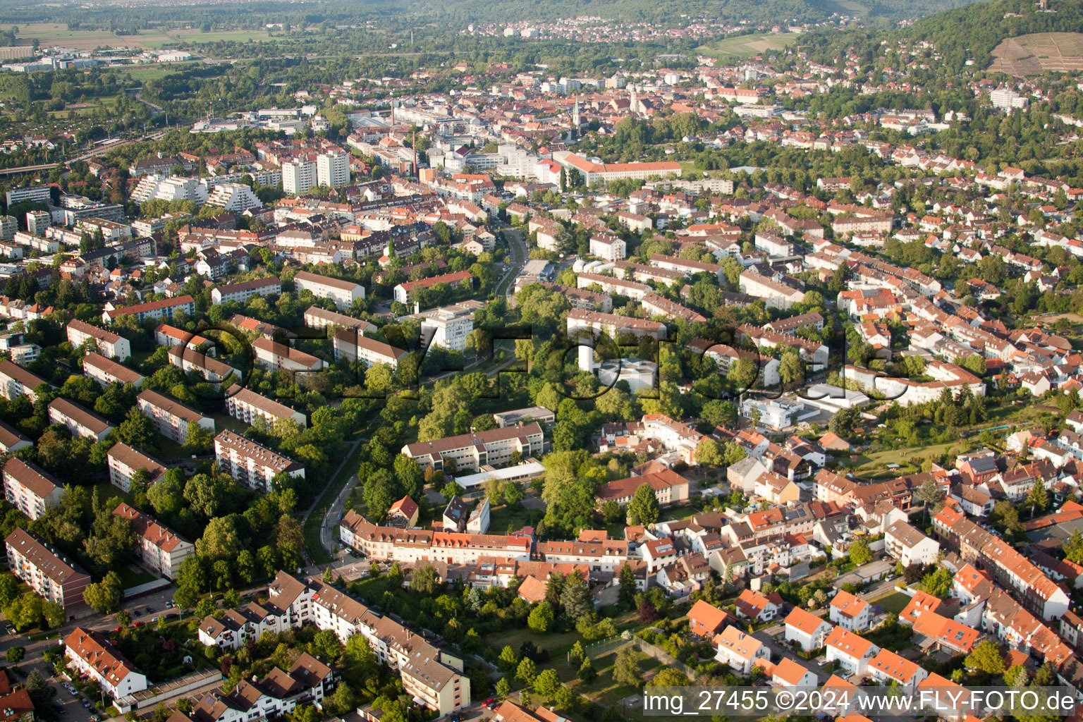 Aie à le quartier Durlach in Karlsruhe dans le département Bade-Wurtemberg, Allemagne vu d'un drone