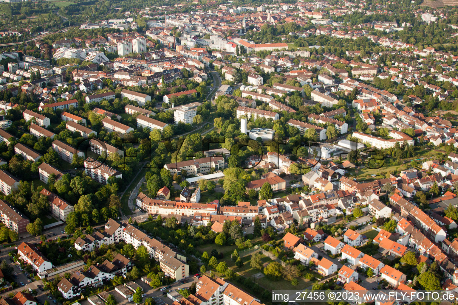 Vue aérienne de Oberwaldschule à le quartier Durlach in Karlsruhe dans le département Bade-Wurtemberg, Allemagne