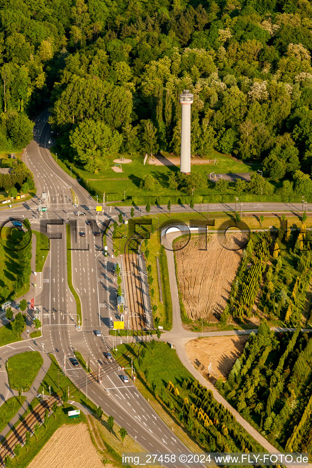 Vue aérienne de Structure de la tour d'observation de Zündhütle en Wolfartsweier à le quartier Wolfartsweier in Karlsruhe dans le département Bade-Wurtemberg, Allemagne