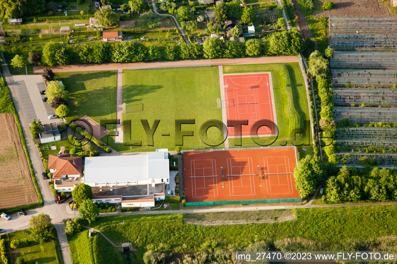 Vue aérienne de Aue, terrain de sport à le quartier Durlach in Karlsruhe dans le département Bade-Wurtemberg, Allemagne