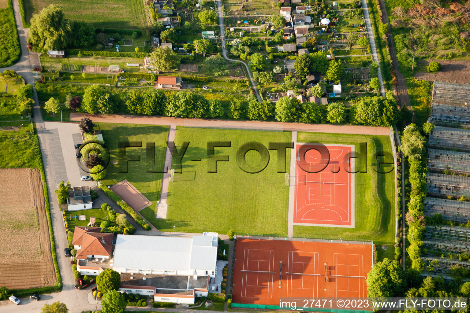 Vue aérienne de Aue, terrain de sport à le quartier Durlach in Karlsruhe dans le département Bade-Wurtemberg, Allemagne