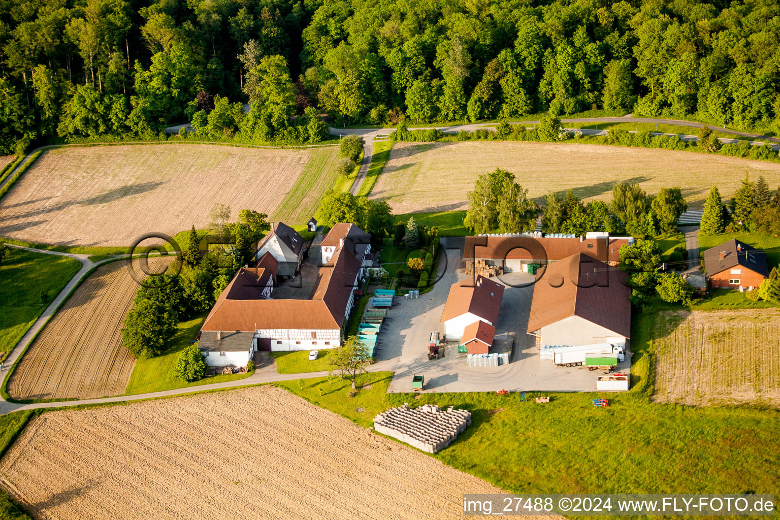 Vue aérienne de Propriété d'une ferme E - Corn GmbH à le quartier Durlach in Karlsruhe dans le département Bade-Wurtemberg, Allemagne