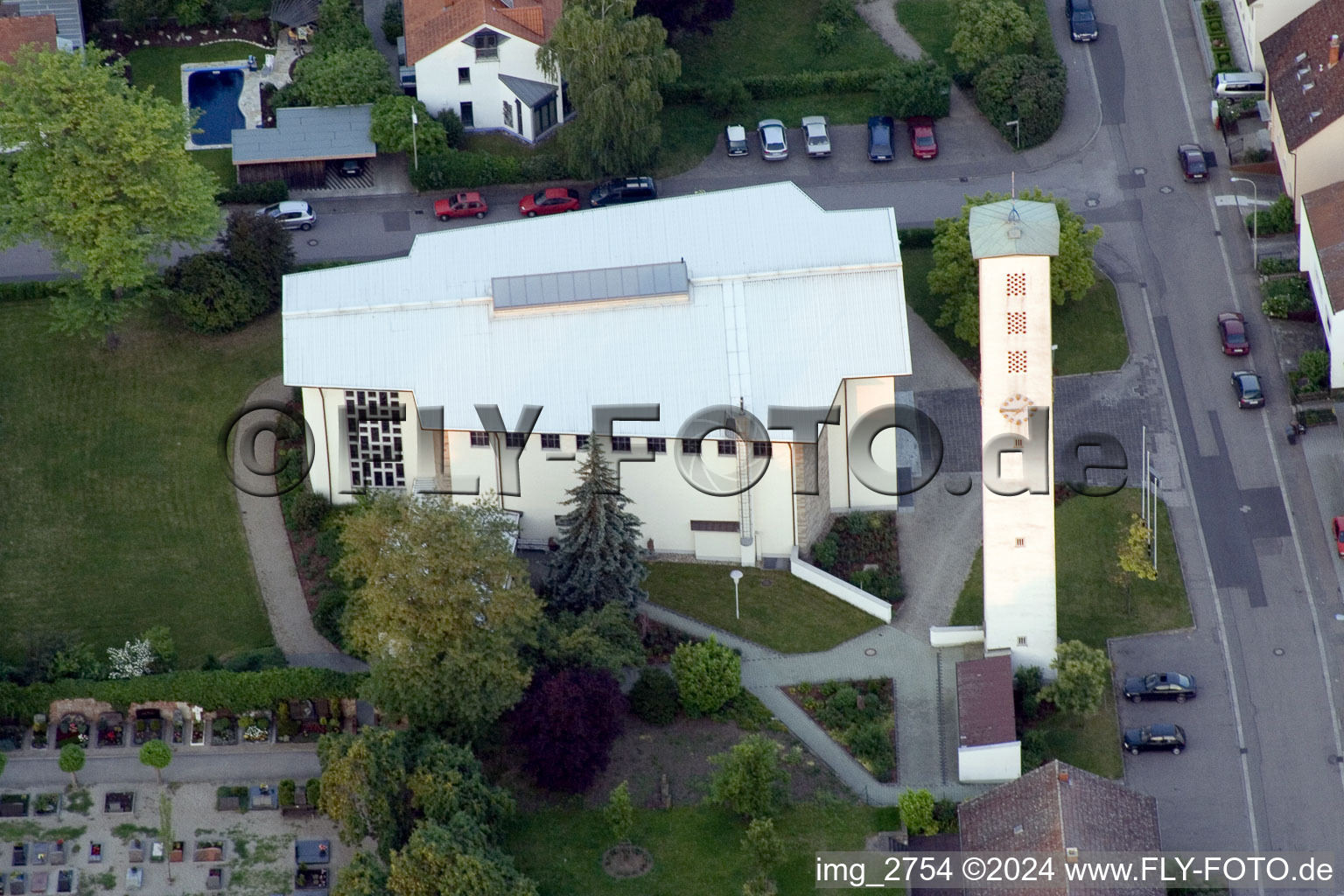 Vue aérienne de Bâtiment d'église au centre du village à Kandel dans le département Rhénanie-Palatinat, Allemagne