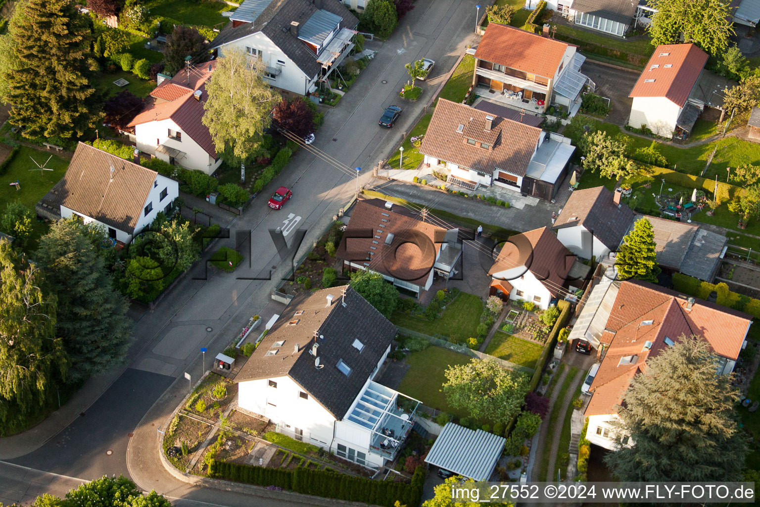 Vue oblique de Gerberastraße 4 à le quartier Stupferich in Karlsruhe dans le département Bade-Wurtemberg, Allemagne