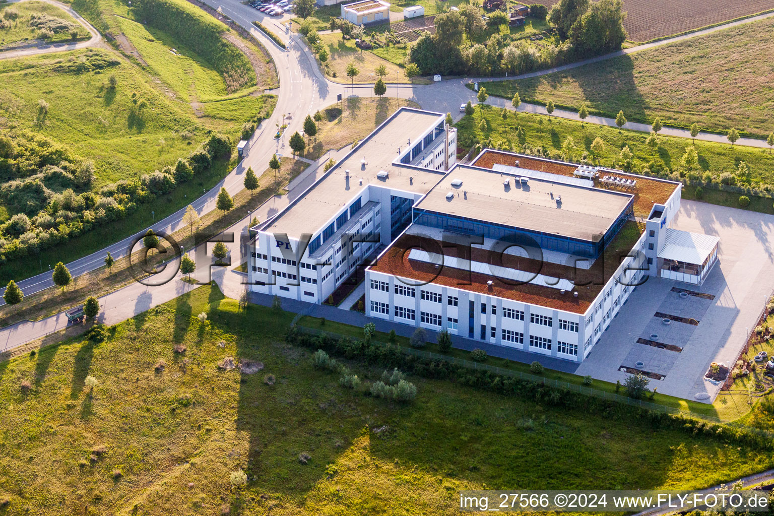 Vue aérienne de Immeuble de bureaux du bâtiment administratif et commercial de Physik Geräte (PI) GmbH & Co. KG sur l'A8 dans le quartier de Palmbach à le quartier Stupferich in Karlsruhe dans le département Bade-Wurtemberg, Allemagne