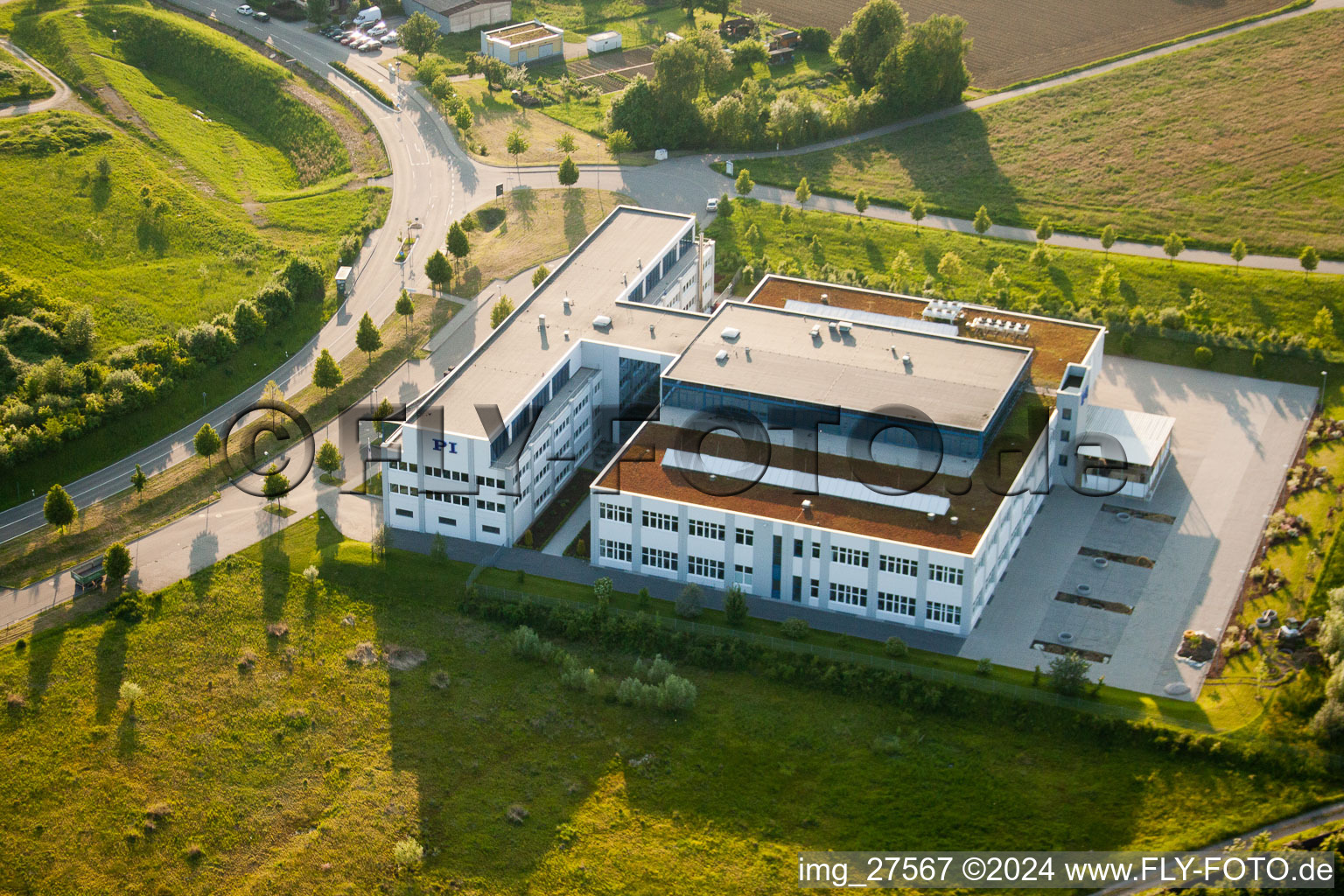 Vue aérienne de PI Physics Instruments GmbH à le quartier Stupferich in Karlsruhe dans le département Bade-Wurtemberg, Allemagne