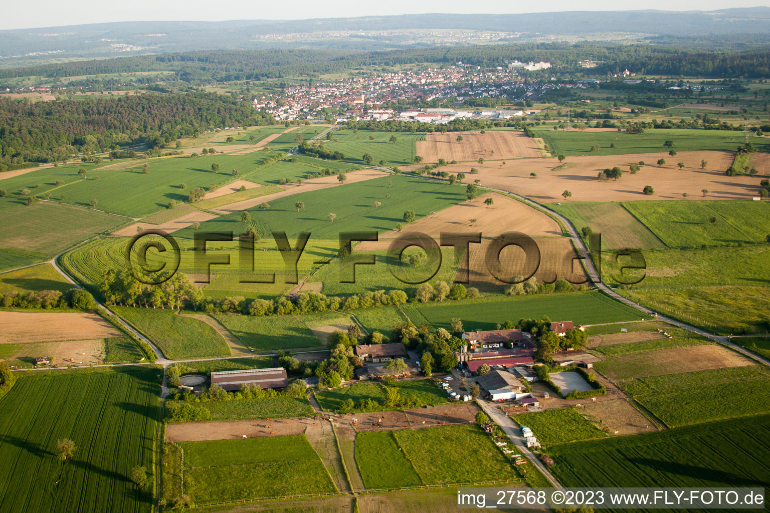 Vue aérienne de Dans la pierre à le quartier Langensteinbach in Karlsbad dans le département Bade-Wurtemberg, Allemagne