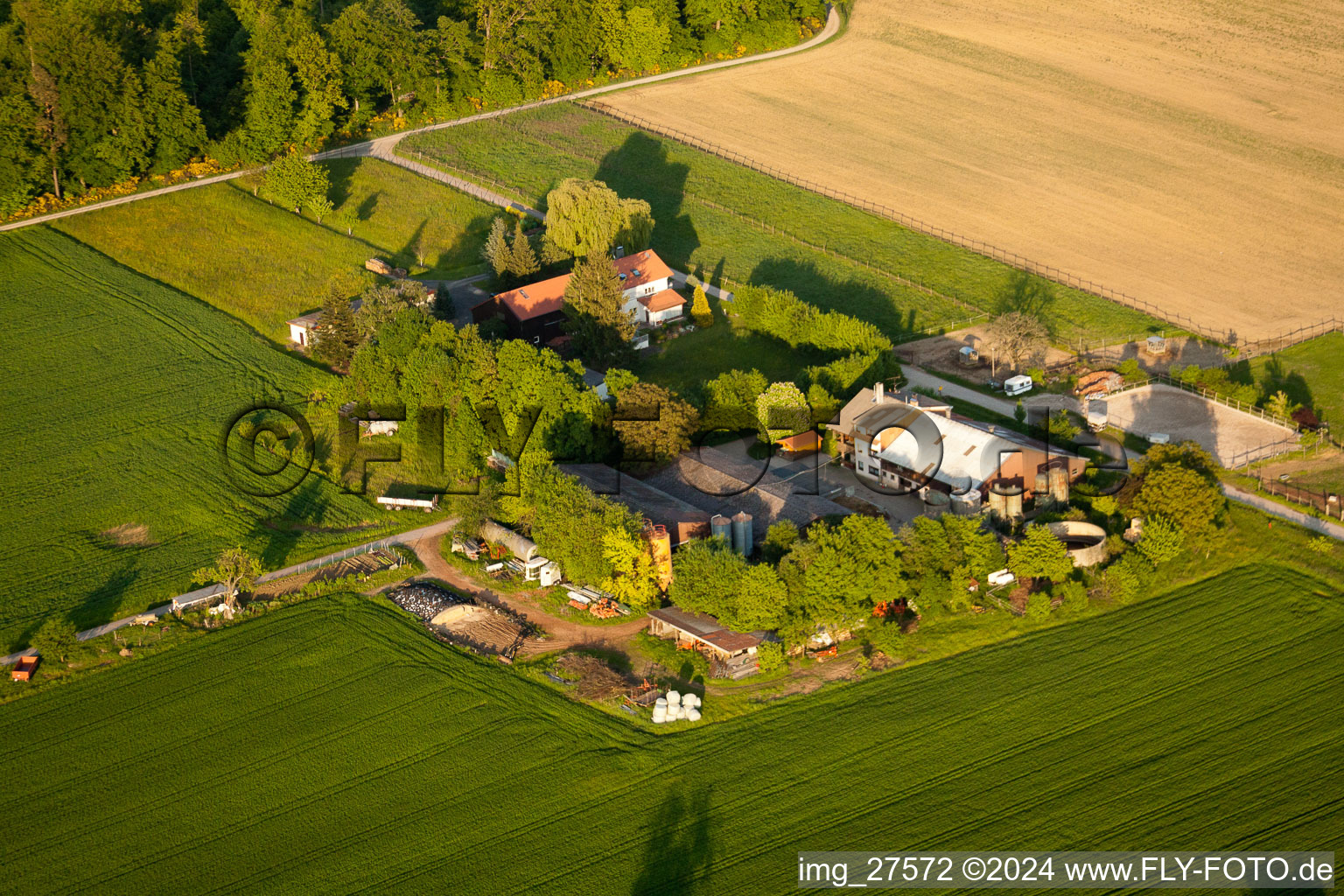 Vue aérienne de Ferme d'aventure Im Steinig à le quartier Langensteinbach in Karlsbad dans le département Bade-Wurtemberg, Allemagne