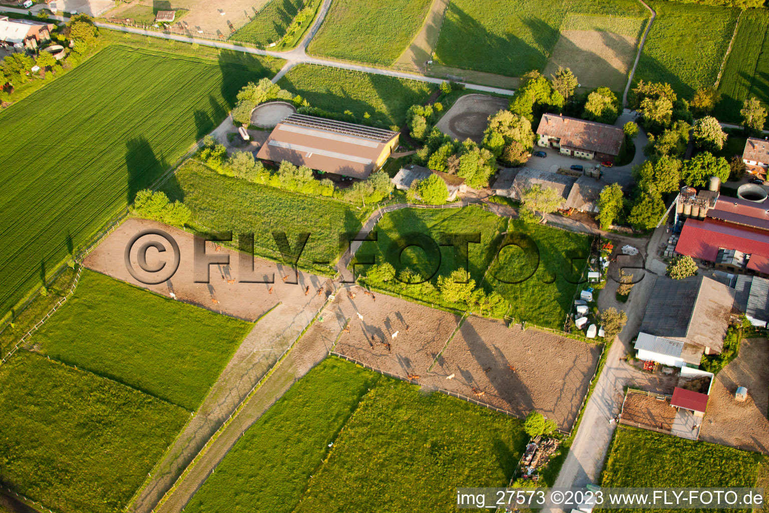 Vue aérienne de Écurie à Steinig à le quartier Langensteinbach in Karlsbad dans le département Bade-Wurtemberg, Allemagne