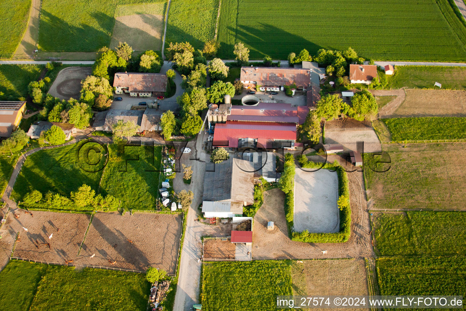 Vue aérienne de Écurie à Steinig à le quartier Langensteinbach in Karlsbad dans le département Bade-Wurtemberg, Allemagne