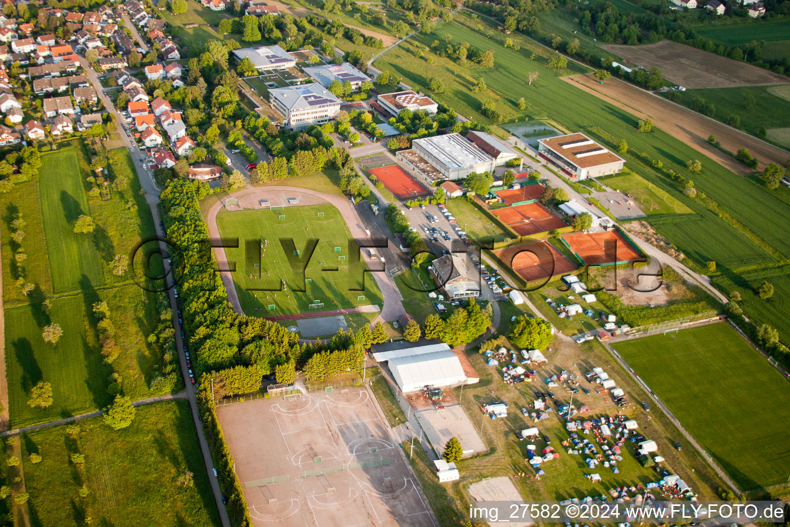 Tournoi de handball de Pentecôte à le quartier Langensteinbach in Karlsbad dans le département Bade-Wurtemberg, Allemagne vue d'en haut