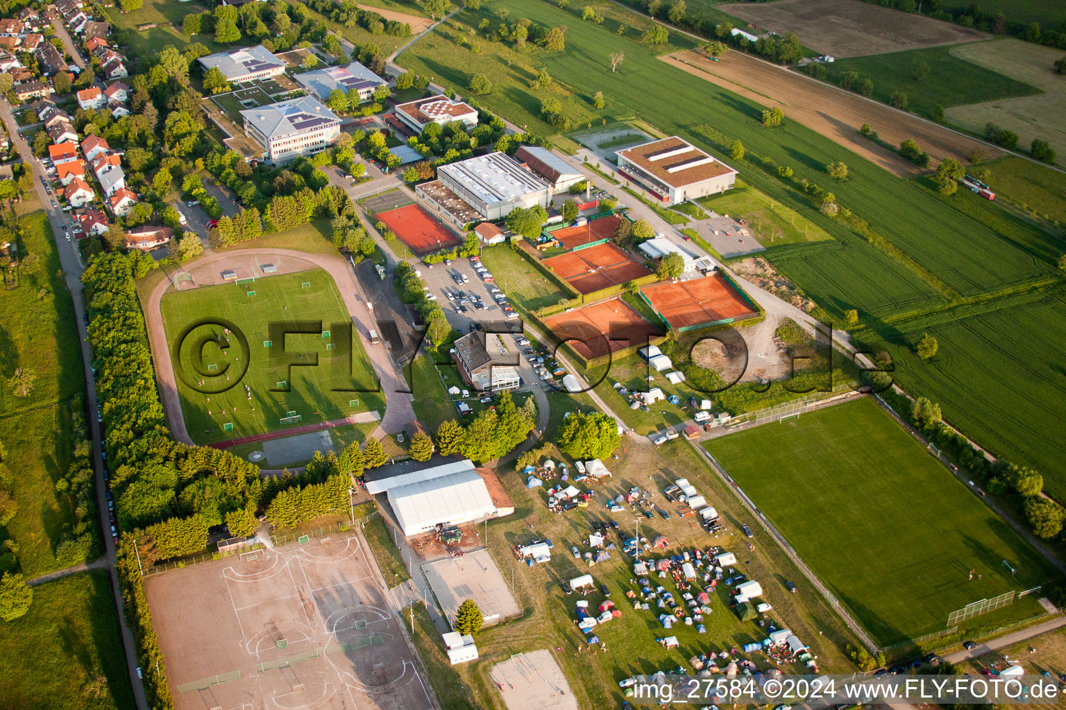 Vue d'oiseau de Tournoi de handball de Pentecôte à le quartier Langensteinbach in Karlsbad dans le département Bade-Wurtemberg, Allemagne