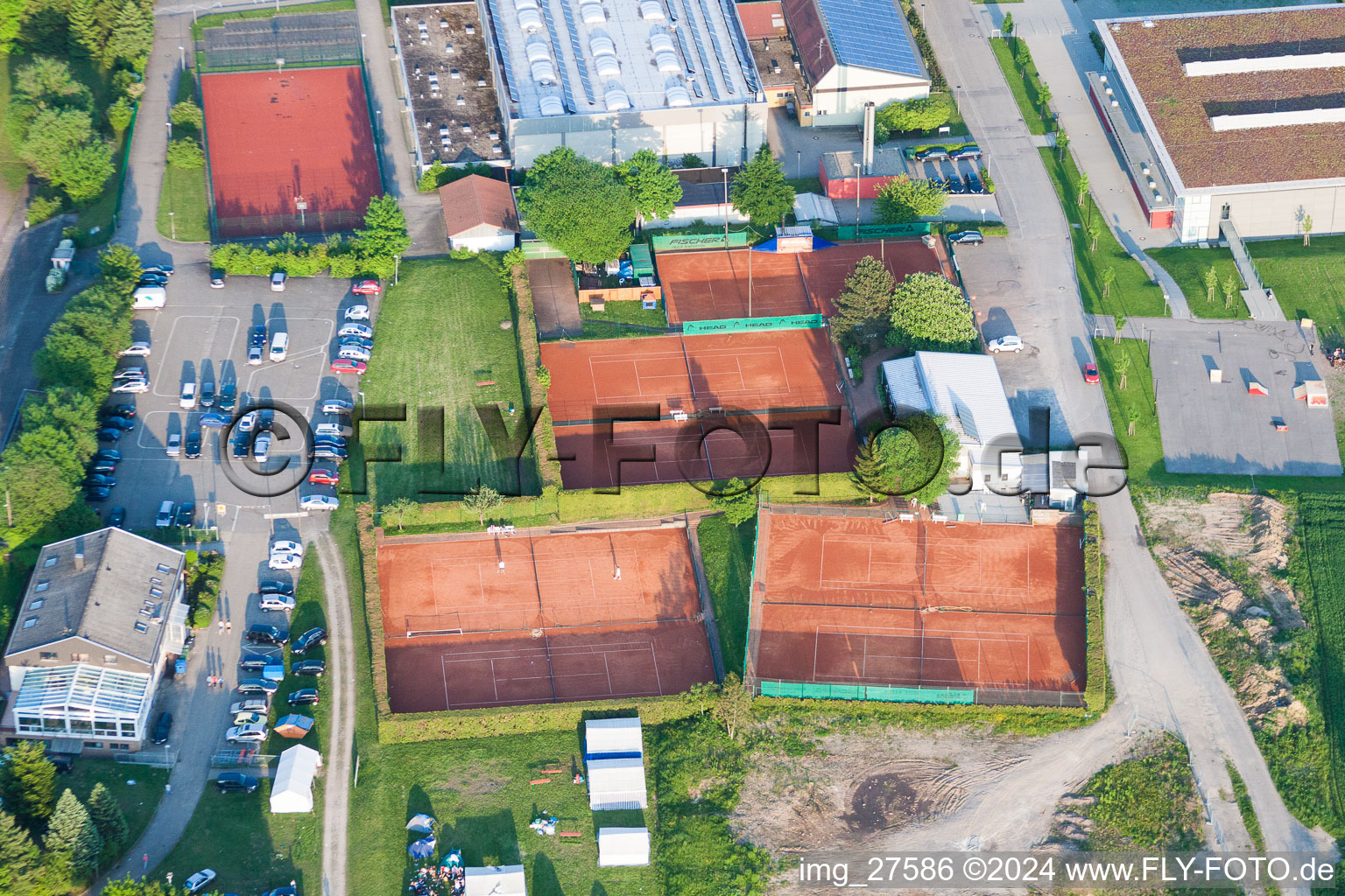 Vue aérienne de Installation sportive de terrain de tennis TC Langensteinbach à le quartier Langensteinbach in Karlsbad dans le département Bade-Wurtemberg, Allemagne