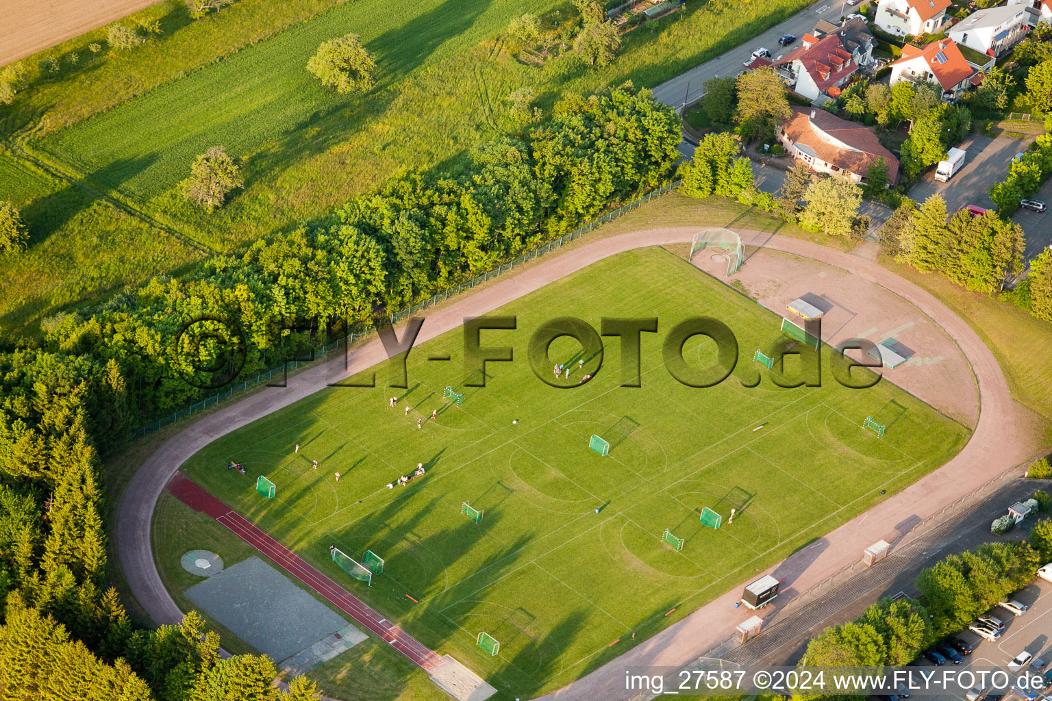 Enregistrement par drone de Tournoi de handball de Pentecôte à le quartier Langensteinbach in Karlsbad dans le département Bade-Wurtemberg, Allemagne