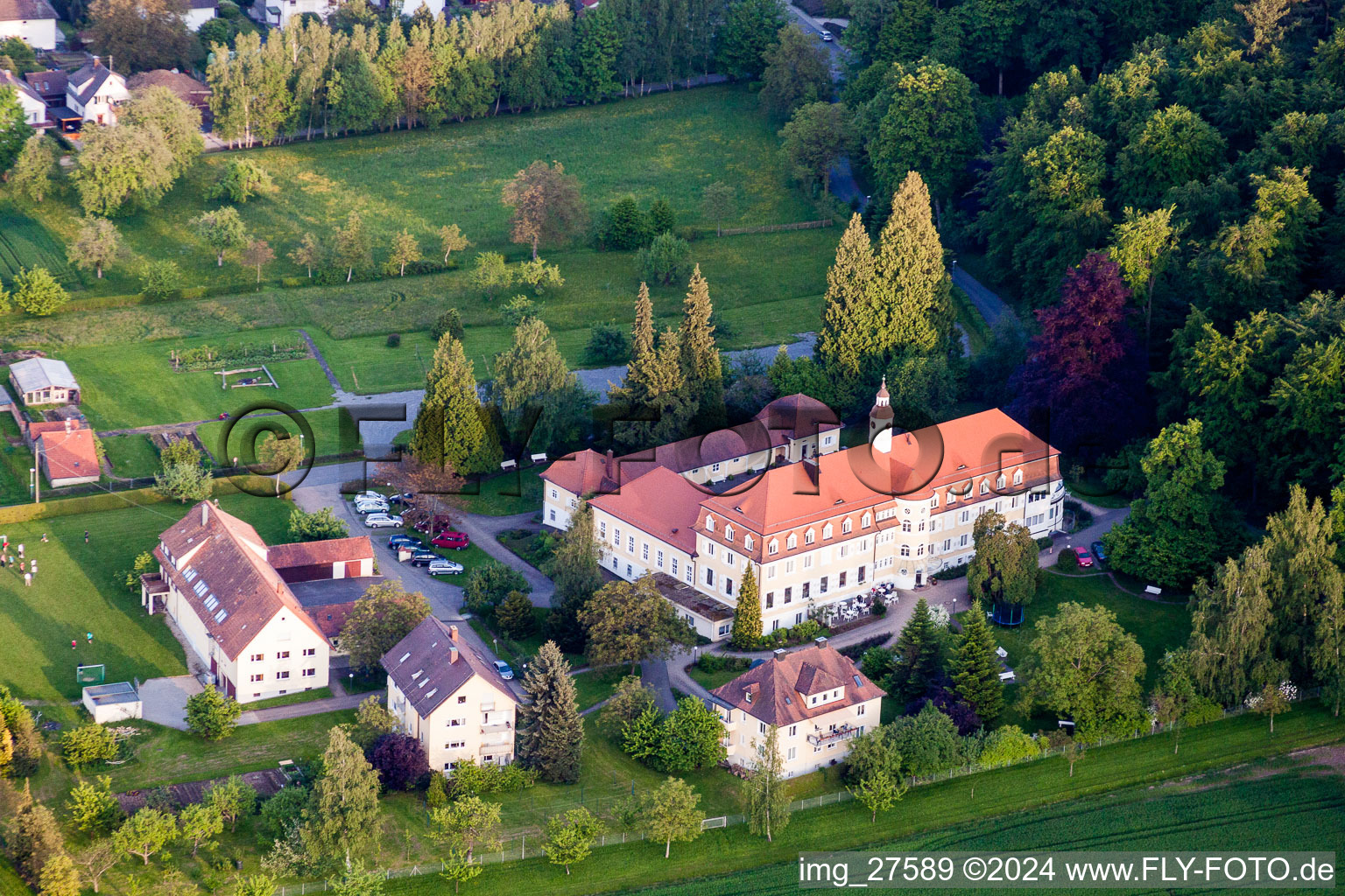 Vue aérienne de Site, administration et base de l'organisation humanitaire à but non lucratif Bible Home Bethanien à le quartier Langensteinbach in Karlsbad dans le département Bade-Wurtemberg, Allemagne